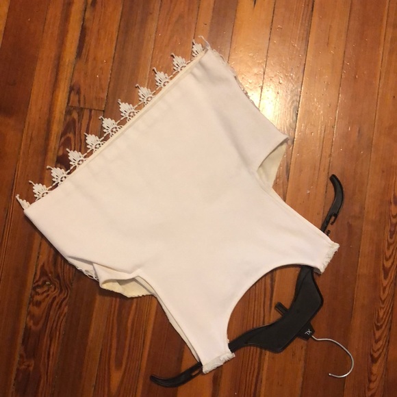 White lace crop top size small - Picture 3 of 3